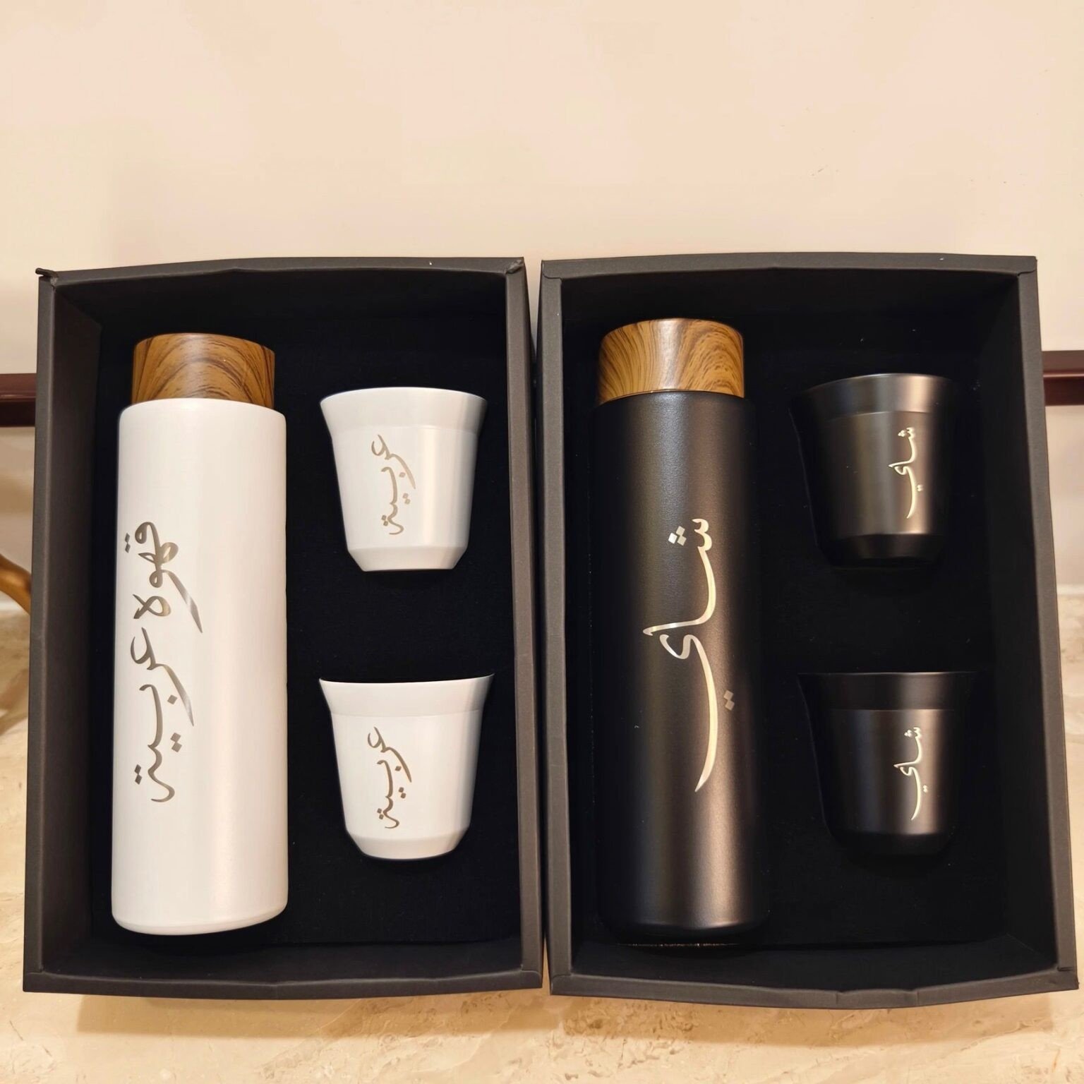 Picture560 طقم حافظة حرارة مع كوبين بعبارة قهوه عربية - الصورة 1